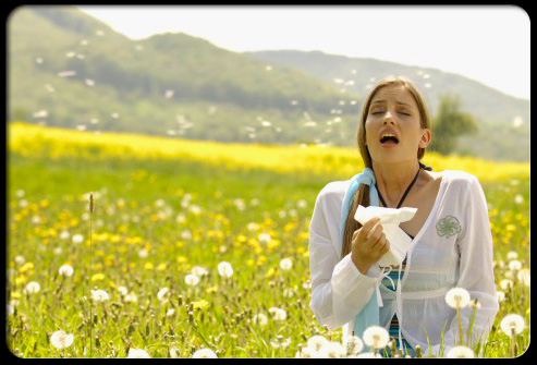 allergy_triggers_women_sneezing_in_flowering_meadow_s1