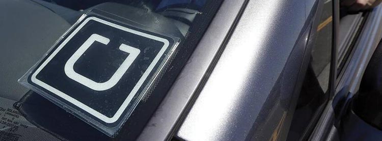 Uver driver's windshield displaying the Uber badge