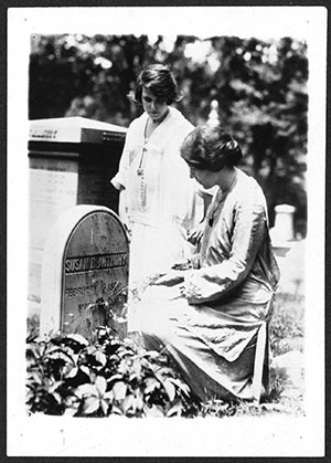 Anita Pollitzer and Alice Paul at the grave of Susan B. Anthony in Rochester, NY. Credit: Library of Congress, Records of the National Woman’s Party Collection hdl.loc.gov/loc.mss/mnwp.276047.
