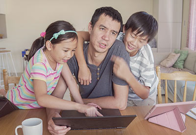 A dad working at home with his kids during the pandemic.