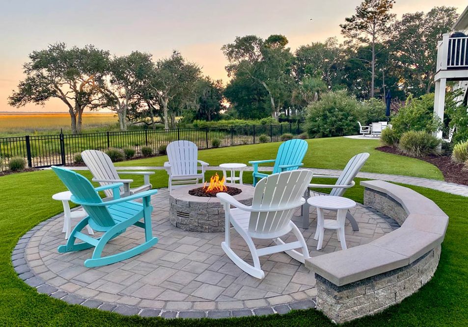 Living space by Set in Stone Hardscapes.